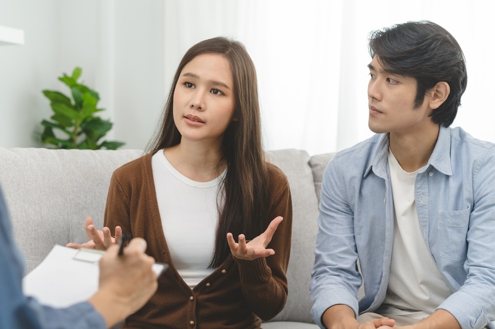 雙重標準的婚姻諷刺:當初叫我斷乾淨,現在婚後天天密前任的是你?