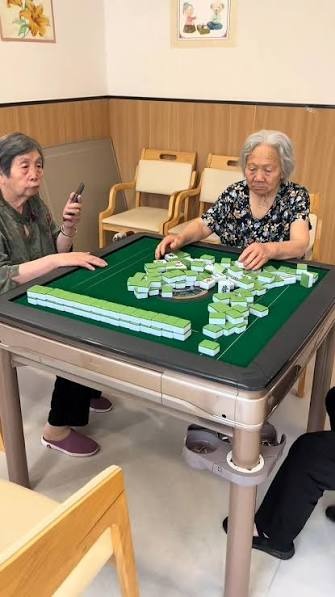 打麻將遇到極品雙標老人:輸不起又愛牽拖,還好老天有眼讓我爽胡解氣!